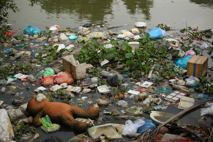 Nhiều con kênh ở TP. HCM bị ô nhiễm trầm trọng do tình trạng xả rác thải bừa bãi xuống kênh. 