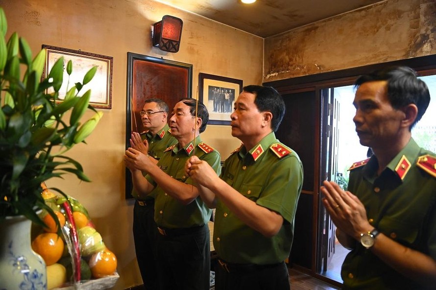 Thứ trưởng Trần Quốc Tỏ; Thứ trưởng Lê Quốc Hùng cùng các đại biểu thắp hương tưởng nhớ Đại tá Tô Quyền.