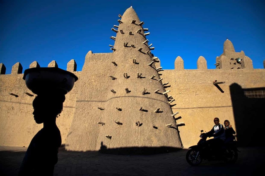Nhà thờ Hồi giáo Djingarey Berre ở Timbuktu từng được UNESCO trùng tu sau khi bị các chiến binh Hồi giáo làm hư hại năm 2012. Ảnh: MINUSMA.