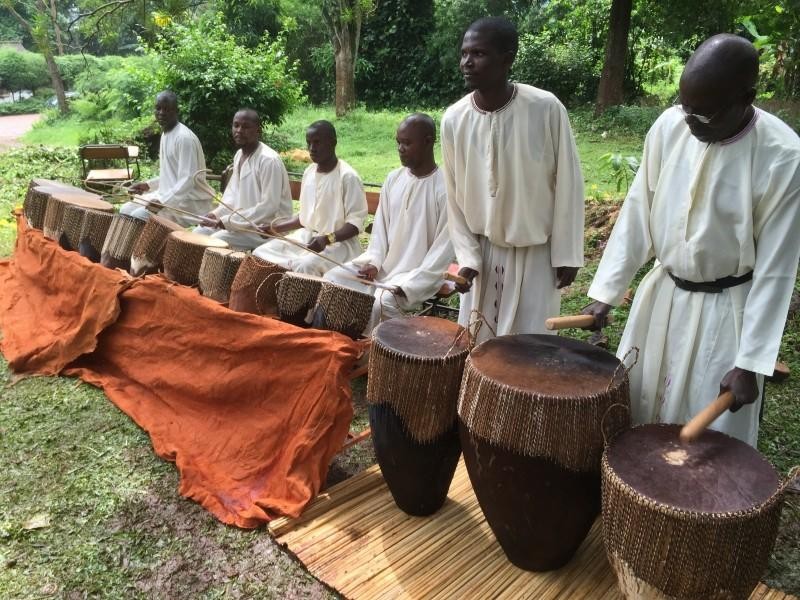 Biểu diễn trống truyền thống Uganda. Ảnh: Singing Wells.