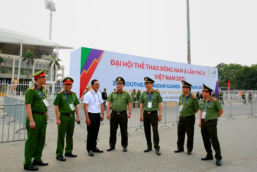 Lãnh đạo Công an TP Hà Nội dẫn đoàn kiểm tra an toàn giao thông toàn tuyến phục vụ SEA Games 31. Ảnh: TTXVN.