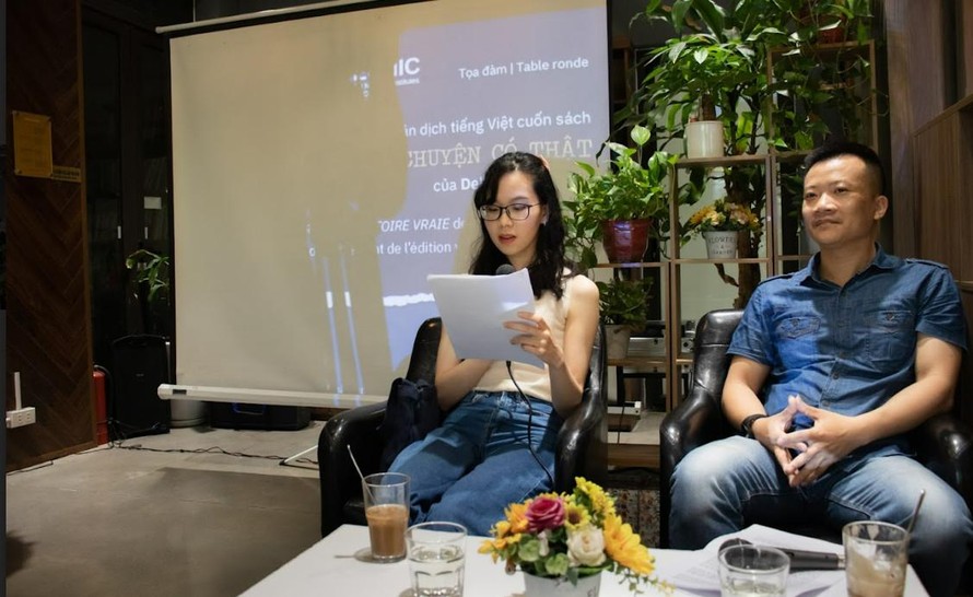 Tiến sĩ văn học Mai Anh Tuấn và nhà văn Hiền Trang chia sẻ tại buổi tọa đàm. Ảnh: Minh Hiếu, Thùy Dung