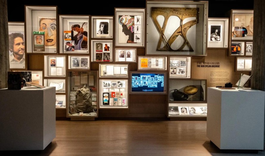 Không gian trưng bày tại Trung tâm Bob Dylan lưu giữ đồ vật, tác phẩm nghệ thuật và nhạc cụ thuộc về nam danh ca. Ảnh: The New York Times