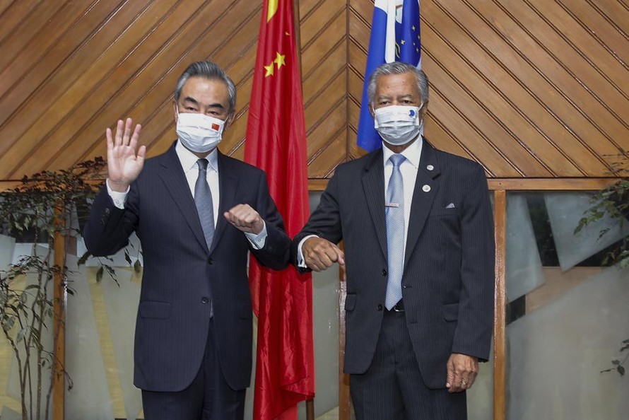 Tổng thư ký Ban Thư ký Diễn đàn Quần đảo Thái Bình Dương Henry Puna, bên phải, và Bộ trưởng Ngoại giao Trung Quốc Vương Nghị. Ảnh: Tân Hoa xã