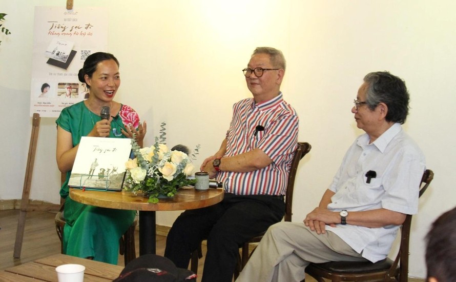 Buổi ra mắt sách ảnh của NSND Nguyễn Hữu Tuấn (giữa) cùng dịch giả Trịnh Lữ và đạo diễn Nguyễn Hoàng Điệp. Ảnh: Omega+