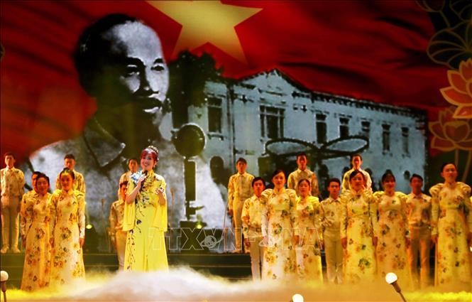Ca khúc "Ca ngợi Hồ Chủ tịch" dưới sự trình bày của nữ ca sỹ Khánh Ngọc. Ảnh: TTXVN