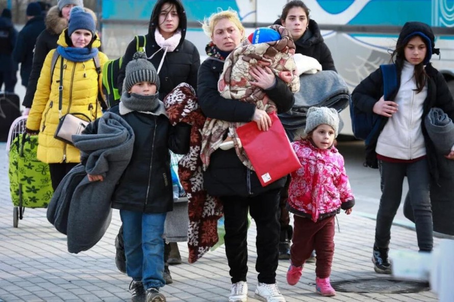 Người di cư từ Ukraine sau khi vào được EU. Ảnh: AP