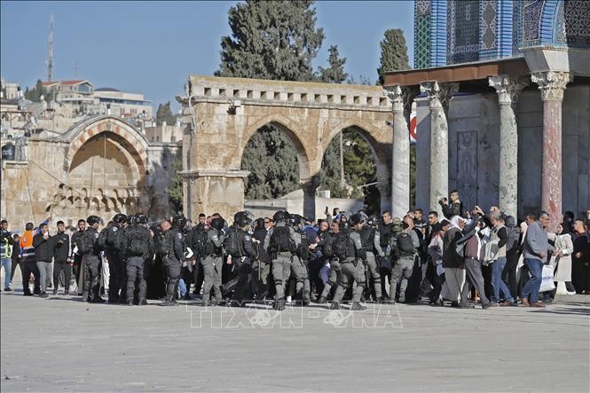Đụng độ giữa lực lượng an ninh Israel và người Palestine tại Đền thờ Al Aqsa (còn được gọi là Núi Đền) ở Đông Jerusalem ngày 15/4/2022. Ảnh: TTXVN