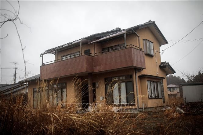 Một ngôi nhà bị bỏ hoang sau khi người dân được lệnh sơ tán khỏi thị trấn Futaba, tỉnh Fukushima, Nhật Bản. Ảnh tư liệu: AFP/TTXVN
