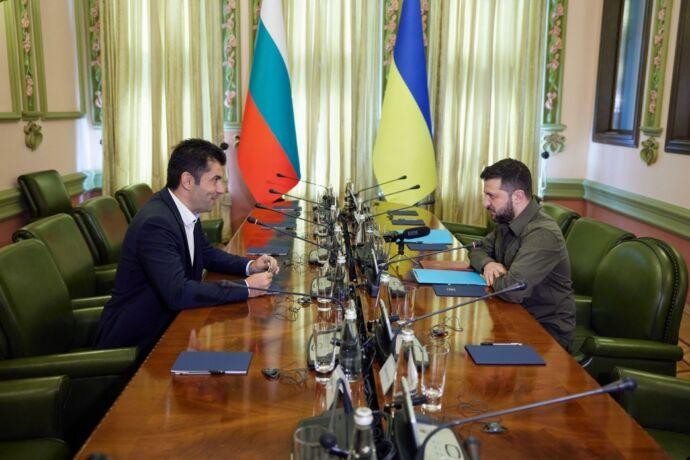 Tổng thống Ukraine Volodymyr Zelensky tại một cuộc gặp với Thủ tướng Bulgaria Kirill Petkov. Ảnh: UBN