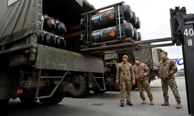 Xe tải chở một lô tên lửa Javelin do Mỹ chuyển giao tới Ukraine. Ảnh: AFP.