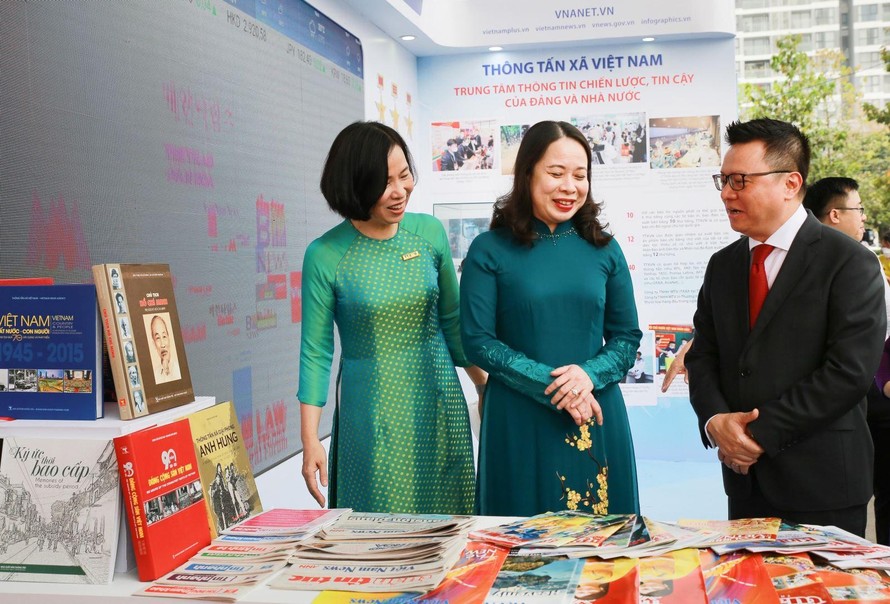 Phó Chủ tịch nước Võ Thị Ánh Xuân (giữa) thăm gian trưng bày các ấn phẩm báo chí. Ảnh: TTXVN