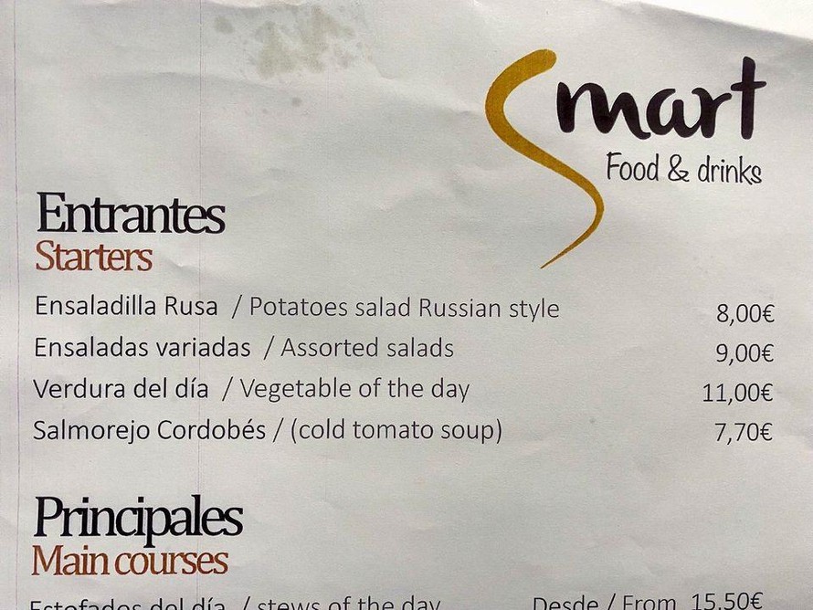 Salad Nga xuất hiện tại nhà hàng trong trung tâm báo chí hội nghị NATO. Ảnh: Reuters 