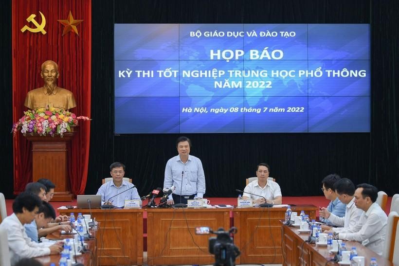 Thứ trưởng Nguyễn Hữu Độ, Trưởng Ban chỉ đạo cấp quốc gia Kỳ thi tốt nghiệp THPT năm 2022, chủ trì họp báo.