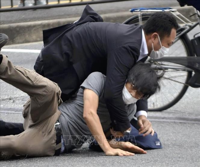 Nghi phạm tấn công cựu Thủ tướng Nhật Bản Abe Shinzo bị lực lượng an ninh bắt giữ tại hiện trường, ngày 8/7/2022. Ảnh: AFP/TTXVN