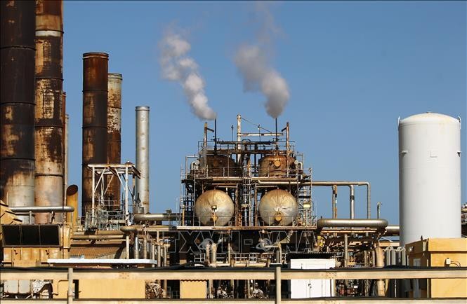 Một cơ sở lọc dầu ở al-Buraqah, Libya. Ảnh: AFP