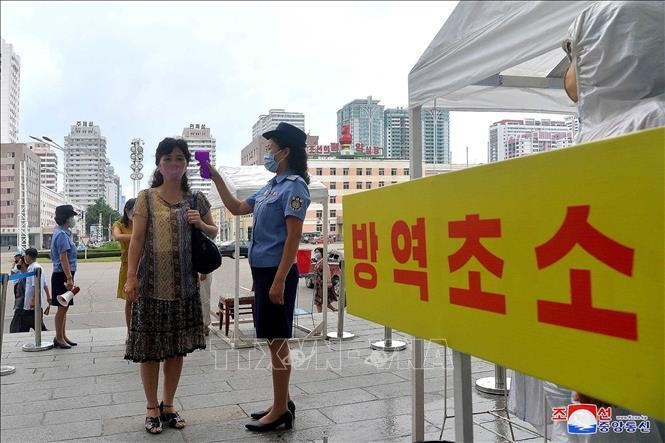 Kiểm tra thân nhiệt của người dân để phòng dịch COVID-19 tại Bình Nhưỡng, Triều Tiên. Ảnh: TTXVN.