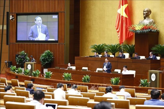 Bộ trưởng Bộ Văn hóa, Thể thao và Du lịch Nguyễn Văn Hùng trả lời chất vấn. Ảnh: TTXVN 
