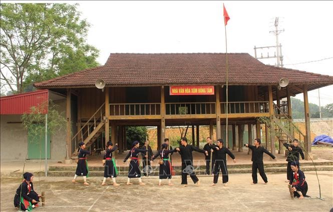 Một buổi biểu diễn dân vũ truyền thống của bà con dân tộc Sán Chay ở xóm Đồng Tâm, xã Tức Tranh. 