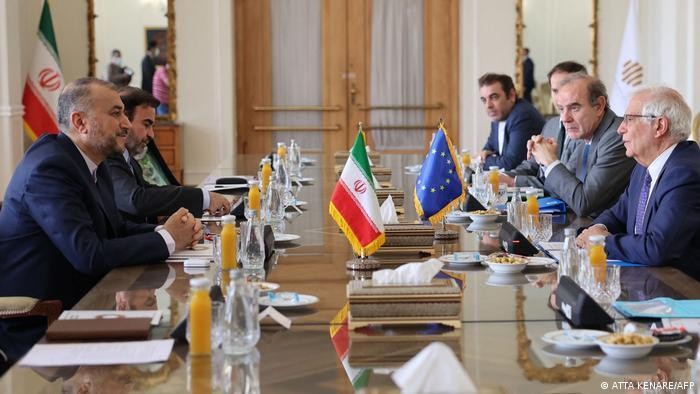 Quan chức EU và Iran trong một cuộc đàm phán tại Tehran. Ảnh: AFP