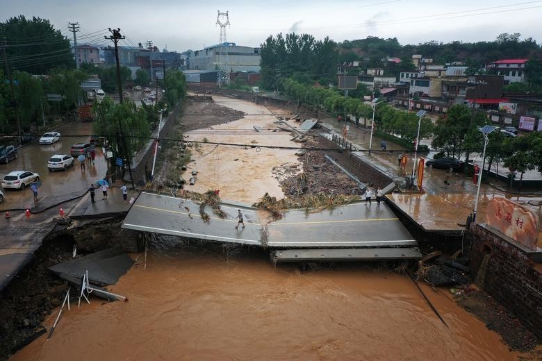 Một chiếc cầu bị hư hỏng do mưa lũ ở tỉnh Hà Nam, Trung Quốc. Ảnh: Reuters.