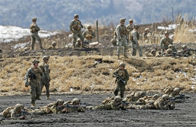 Lính thủy đánh bộ Mỹ tham gia cuộc tập trận chung với lực lượng Phòng vệ Mặt đất Nhật Bản trên đảo Shizuoka, miền Trung Nhật Bản, ngày 23/3/2022. Ảnh: Kyodo