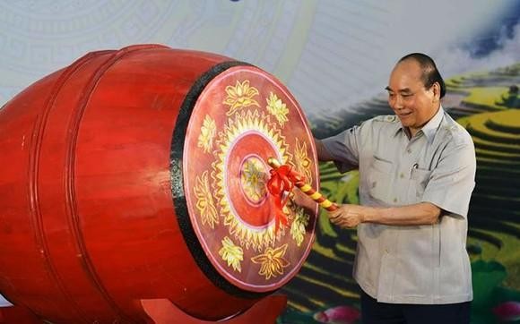 Chủ tịch nước Nguyễn Xuân Phúc đánh trống khai giảng năm học 2021-2022.