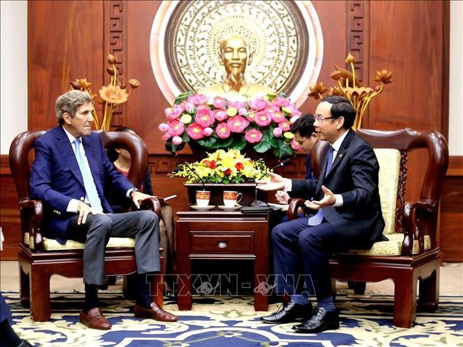 Bí thư Thành ủy Thành phố Hồ Chí Minh Nguyễn Văn Nên tiếp ông John Kerry, Đặc phái viên của Tổng thống Hoa Kỳ về biến đổi khí hậu. Ảnh: TTXVN