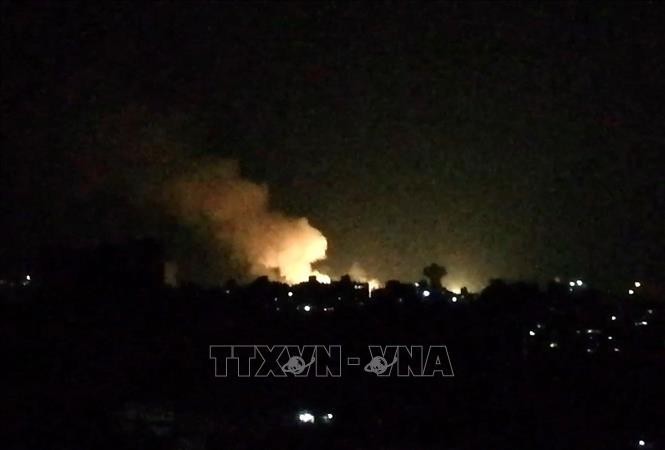 Khói lửa bốc lên sau một vụ không kích của Israel xuống khu vực Damascus, Syria. Ảnh tư liệu: AFP/TTXVN