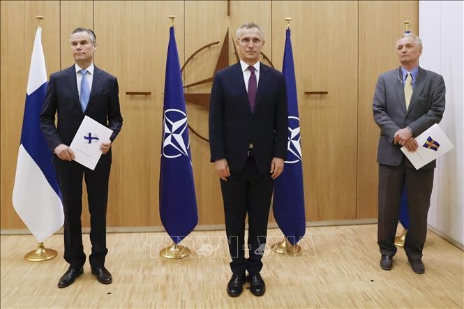 Tổng Thư ký Tổ chức Hiệp ước Bắc Đại Tây Dương (NATO) Jens Stoltenberg (giữa) tiếp nhận đơn xin gia nhập liên minh quân sự từ đại sứ Thụy Điển tại NATO Axel Wernhoff (phải) và đại sứ Phần Lan Klaus Korhonen ở Brussels (Bỉ), ngày 18/5/2022. Ảnh tư liệu: AFP/TTXVN