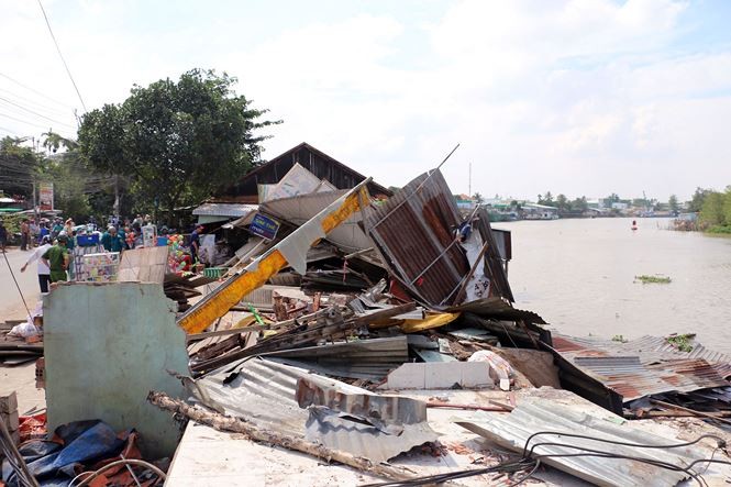 Sạt lở khiến 3 ngôi nhà ở An Giang bị nhấn chìm