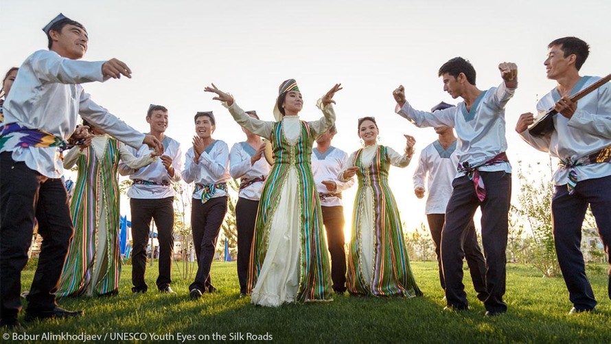 Bức ảnh của Bobur Alimkhodjaev đưa chúng ta đến Ferghana, Uzbekistan, nơi có những điệu nhảy ngẫu hứng phóng khoáng và vô vàn mặt hàng dệt may truyền thống tuyệt vời. (Ảnh: UNESCO)