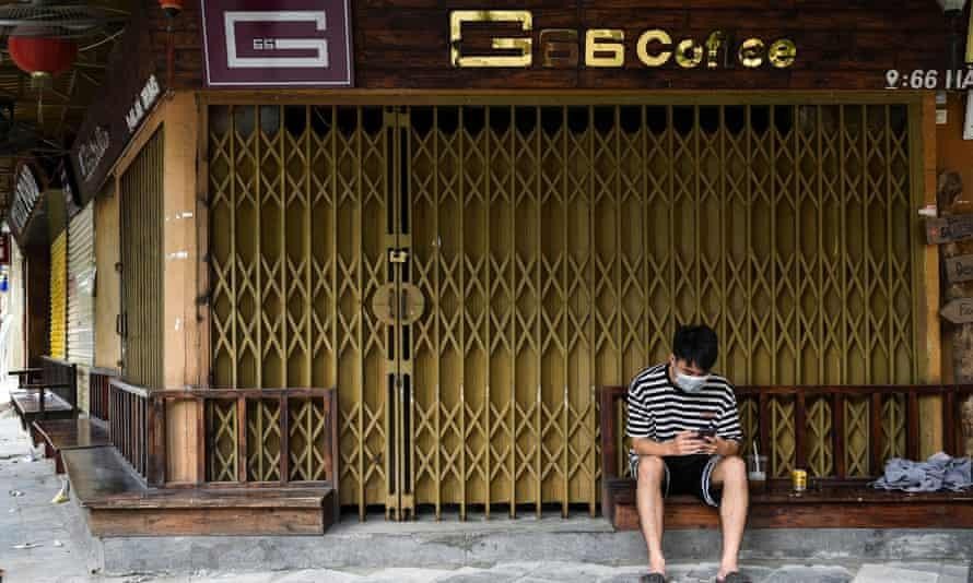 Bên ngoài một quán cà phê đóng cửa do các biện pháp giãn cách tại Việt Nam. Ảnh: Thanh Huệ/Reuters