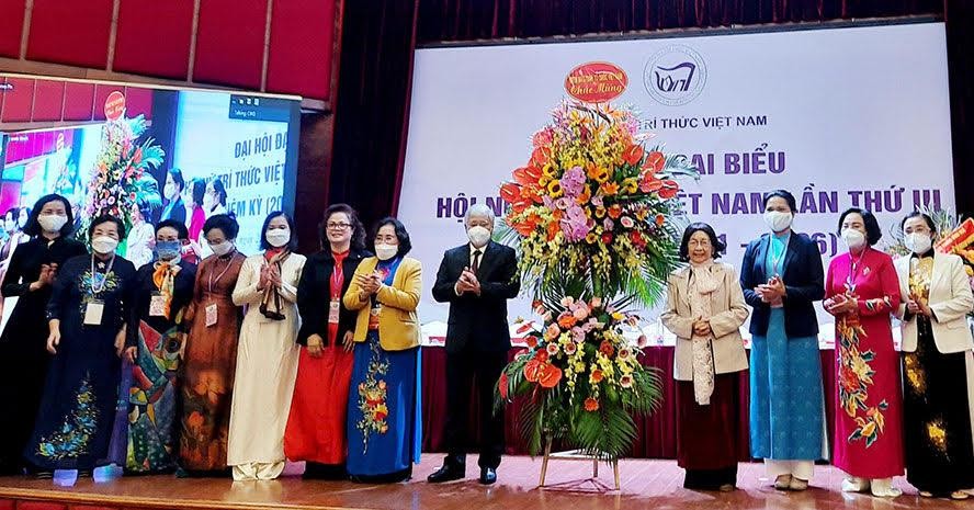 Bí thư Trung ương Đảng, Chủ tịch Ủy ban Trung ương Mặt trận Tổ quốc Việt Nam Đỗ Văn Chiến tặng hoa chúc mừng đại hội.