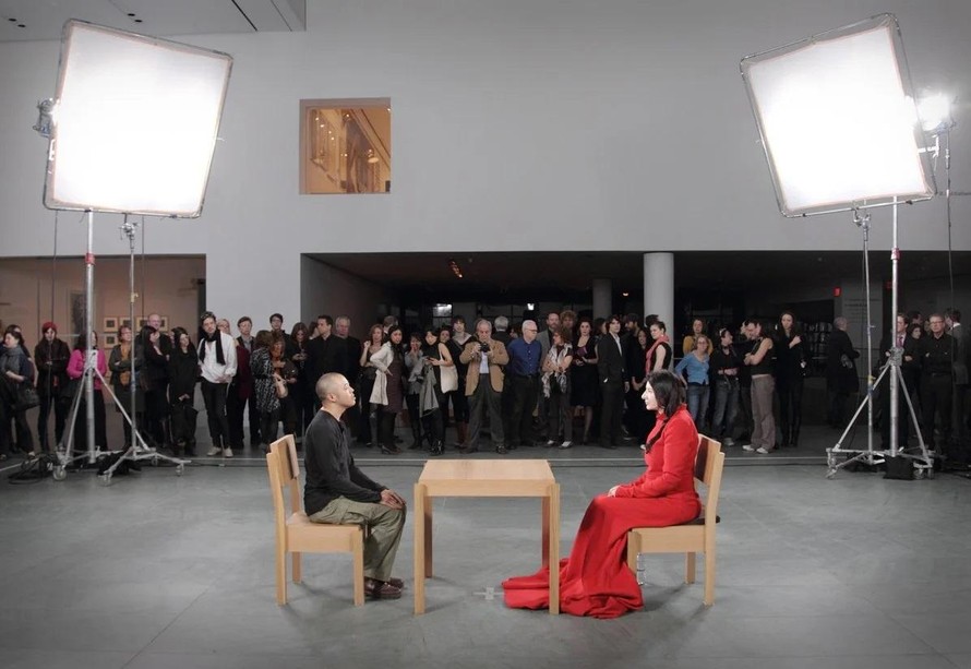 Buổi biểu diễn "The Artist is Present" của Marina Abramović tại Bảo tàng Nghệ thuật Hiện đại ở New York, 2010. 