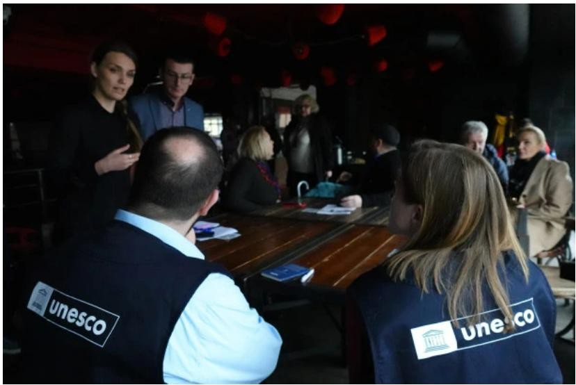 Tại một sự kiện được tổ chức tại Trung tâm Tự do Báo chí, UNESCO đã trao một lô áo khoác và mũ bảo hiểm chống đạn cho Liên minh các nhà báo quốc gia Ukraine (NUJU).. 