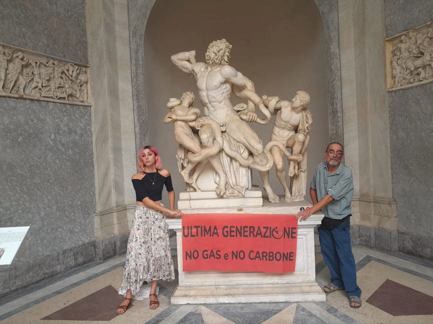 Hai nhà hoạt động khí hậu dán tay vào tác phẩm điêu khắc để biểu tình tại Tòa thánh Vatican 