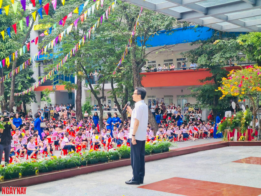Phó Thủ Tướng Võ Đức Đam chúc các em học sinh Tiểu học Trung Tự một năm học mới đầy niềm vui. Ảnh: Quỳnh Hoa. 