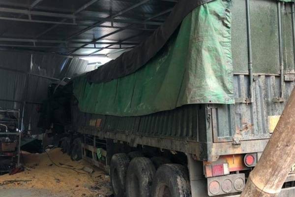 Chiếc xe tải đâm vào nhà dân khiến 2 người tử vong - Ảnh: VietNamNet
