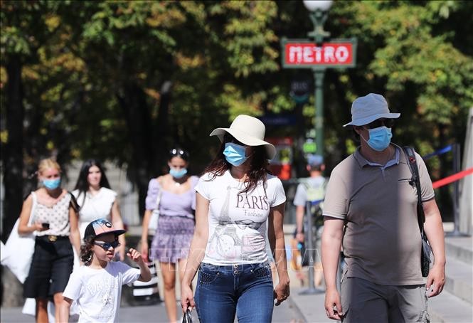 Người dân đeo khẩu trang phòng lây nhiễm COVID-19 tại Paris, Pháp, ngày 9/8/2020. Ảnh: THX/TTXVN