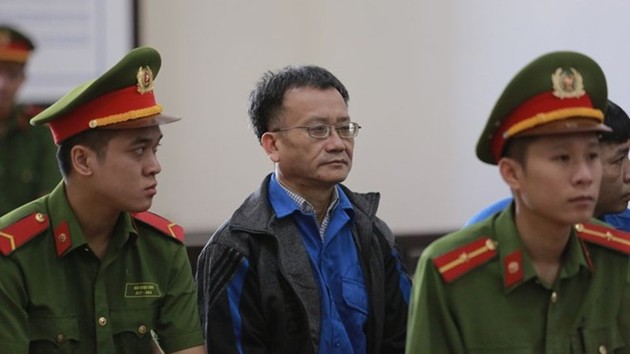 Bị cáo Nguyễn Quang Vinh tại phiên tòa sơ thẩm - Ảnh: BVPL