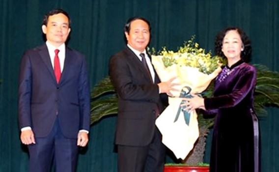 Đồng chí Trương Thị Mai chúc mừng đồng chí Lê Văn Thành.