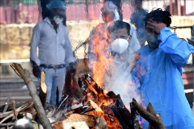 Hỏa táng bệnh nhân tử vong vì COVID-19 tại New Delhi, Ấn Độ ngày 21/5/2021. Ảnh: THX/TTXVN
