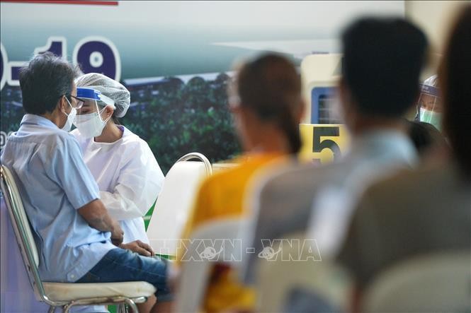 Nhân viên y tế tiêm vaccine phòng COVID-19 cho người dân tại Samut Prakan, Thái Lan, ngày 9/8/2021. Ảnh: THX/TTXVN