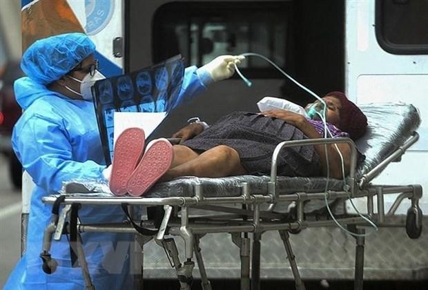 Nhân viên y tế chuyển bệnh nhân COVID-19 vào một bệnh viện ở Tegucigalpa, Honduras. (Ảnh: AFP/TTXVN)