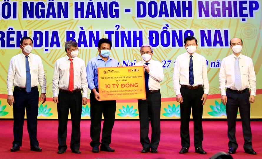 Đại diện Tập đoàn T&T Group và Ngân hàng SHB trao tặng Quỹ phòng, chống dịch Covid-19 tỉnh Đồng Nai 10 tỷ đồng.