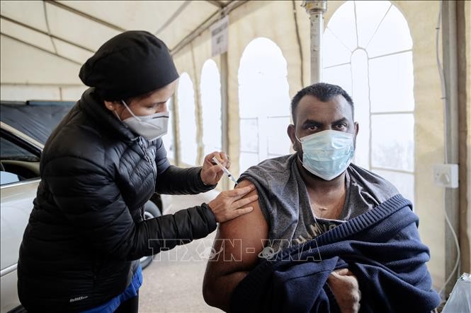 Nhân viên y tế tiêm vaccine phòng COVID-19 cho người dân tại điểm tiêm chủng ở Centurion, tỉnh Gauteng, Nam Phi. Ảnh: AFP/TTXVN