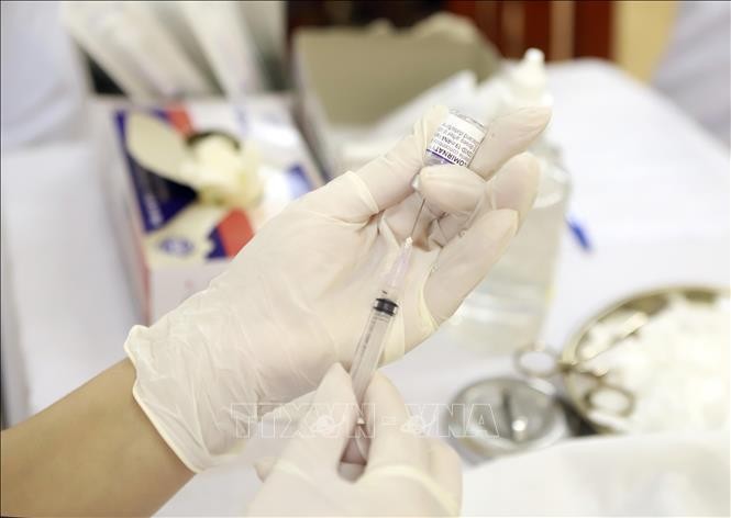 Vaccine được dùng để tiêm cho trẻ trong độ tuổi từ 12-17 tại Vĩnh Phúc là vaccine Comimaty do hãng Pfizer- BioNTech (Mỹ-Đức) sản xuất. Ảnh: Hoàng Hùng/TTXVN