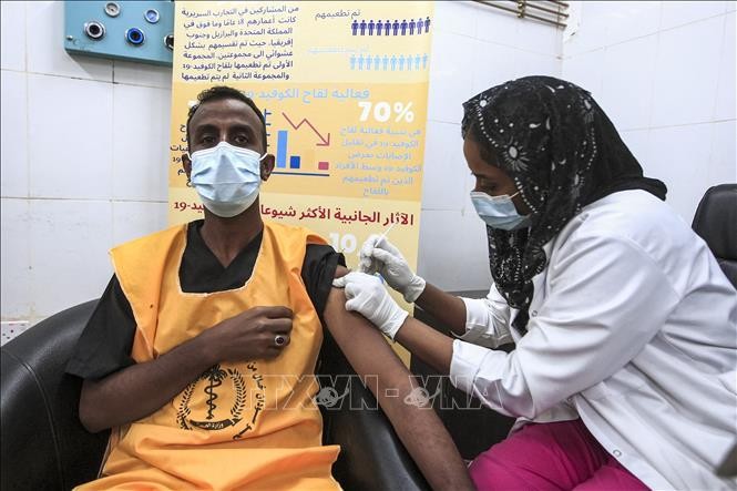 Tiêm vaccine ngừa COVID-19 cho nhân viên y tế tại bệnh viện ở Khartoum, Sudan. Ảnh minh họa: AFP/TTXVN 