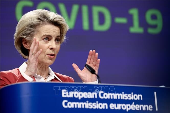 Chủ tịch Ủy ban châu Âu (EC) Ursula von der Leyen tại cuộc họp báo ở Brussels, Bỉ. Ảnh: THX/TTXVN